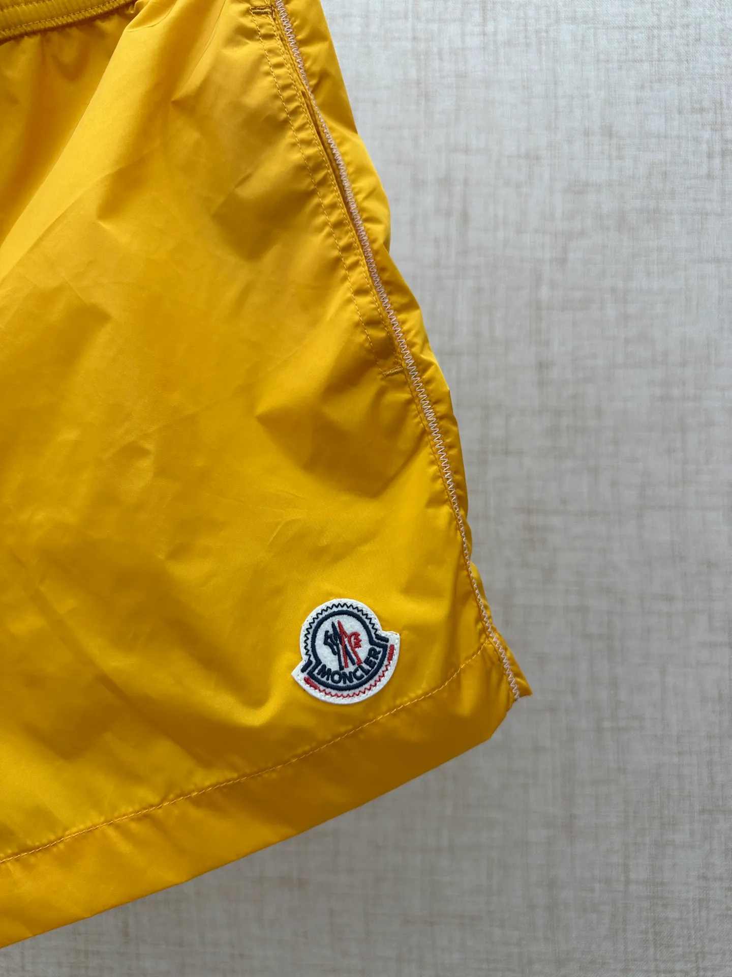 P163💰Moncler Yellow 2026ss 、 ， Yellow ， ， Classic Moncler ， + ， 、 ， + 。 ： ， ， ：100% ， 、 Breathable， ：100% ， ， ， Moncler 。（ 1.78/140 M ） Sizes：S、M、L、XL、